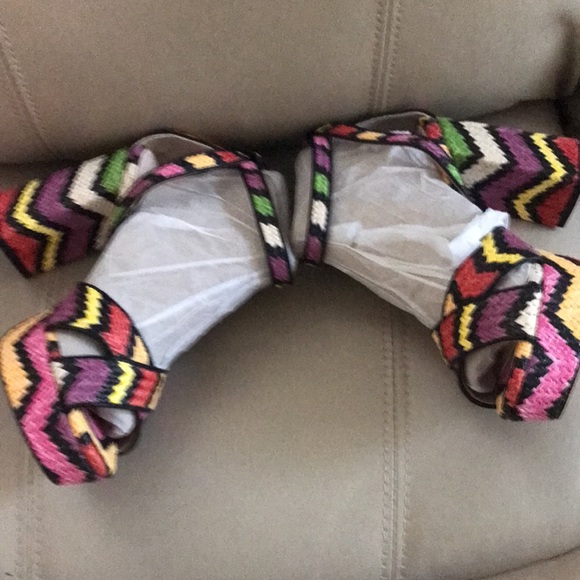 Colorful block heel sandals. - Picture 3 of 7